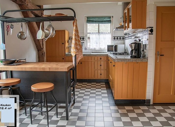 Rustiek vakantiehuisje in Wapse, Zuidwest Drenthe, omgeven door weelderige natuur en een charmante landelijke omgeving.