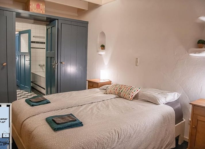 Gezellige woonkamer van Vakantiehuisje in Wapse, Zuidwest Drenthe, met houten balken en comfortabele zithoek voor een ontspannen verblijf.