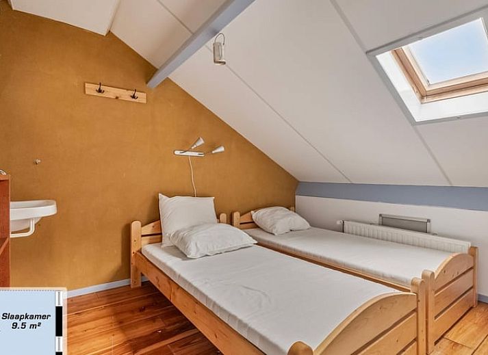 Gezellige woonkamer van Vakantiehuisje in Wapse, Zuidwest Drenthe, met houten balken en comfortabele zithoek voor een ontspannen verblijf.