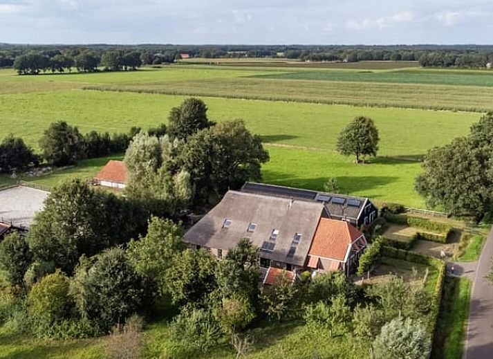 Gezellige woonkamer van Vakantiehuisje in Wapse, Zuidwest Drenthe, met houten balken en comfortabele zithoek voor een ontspannen verblijf.