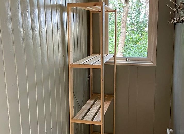 Huisje in Wateren, een vakantiehuis in Zuidwest Drenthe, omringd door groene natuur en rustieke paden voor een serene vakantie-ervaring.