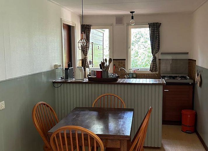 Huisje in Wateren, een vakantiehuis in Zuidwest Drenthe, omringd door groene natuur en rustieke paden voor een serene vakantie-ervaring.