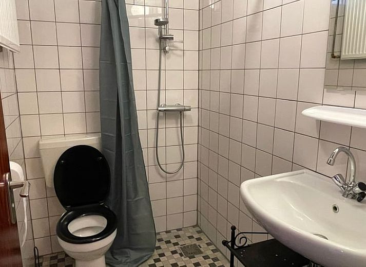 Geniet van de rust bij Huisje in Wateren, een vakantiehuis in Zuidwest Drenthe, met een gezellige picknickplek omringd door natuur.