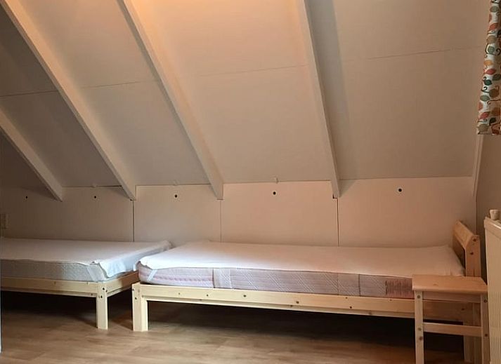 Geniet van de rust bij Huisje in Wateren, een vakantiehuis in Zuidwest Drenthe, met een gezellige picknickplek omringd door natuur.