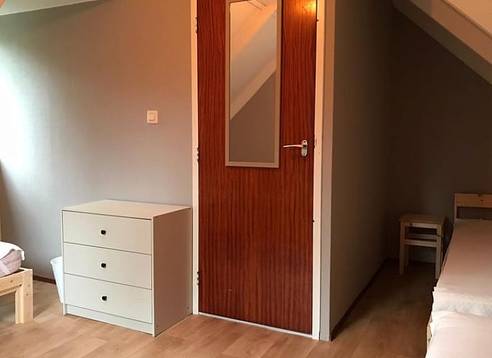 Ontspan in de groene tuin van Huisje in Wateren, Westerveld, Drenthe, met picknicktafel en schommel, omringd door natuur.