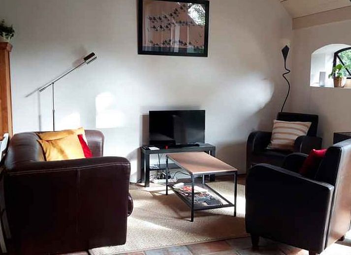 Moderne Kueche in einem Ferienhaus in Wateren, Drenthe, mit roten Schraenken und Holzbalken.