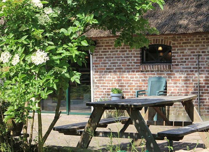 Gemuetliches Bettgestell in einem Ferienhaus in Wateren, Westerveld, ideal fuer einen erholsamen Aufenthalt in Drenthe.