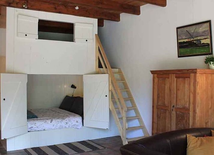 Geraeumige Terrasse im Huisje in Wateren, Ferienunterkunft im Suedwesten von Drenthe, umgeben von viel Gruen.