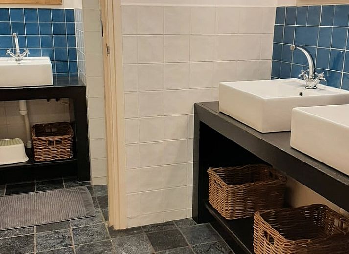 Geraeumige Terrasse im Huisje in Wateren, Ferienunterkunft im Suedwesten von Drenthe, umgeben von viel Gruen.