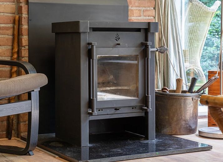 Rustikales Ferienhaus in Wateren, Westerveld mit grossen Fenstern und Blick auf die Waelder von Suedwest-Drenthe.