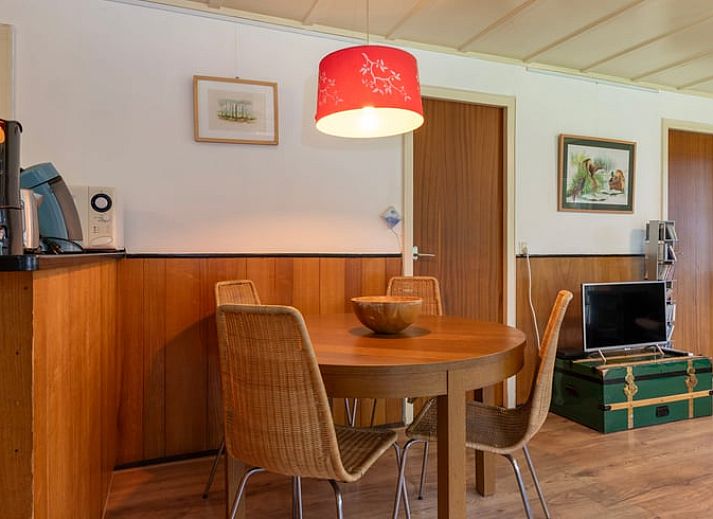 Rustikales Ferienhaus in Wateren, Westerveld mit grossen Fenstern und Blick auf die Waelder von Suedwest-Drenthe.