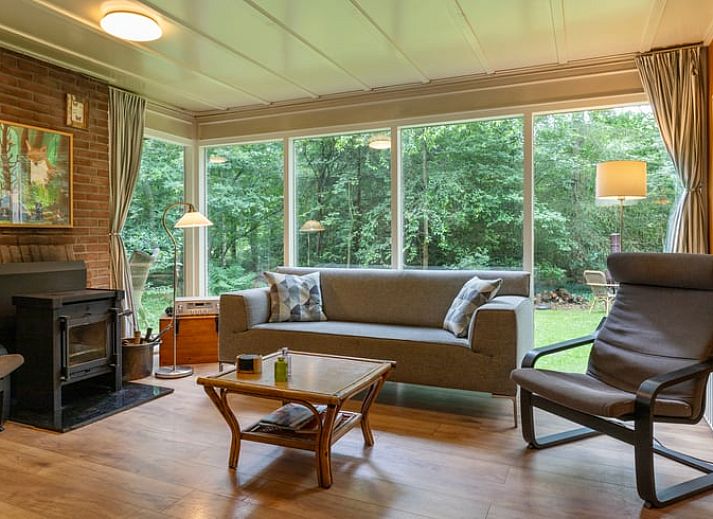 Rustikales Ferienhaus in Wateren, Westerveld mit grossen Fenstern und Blick auf die Waelder von Suedwest-Drenthe.
