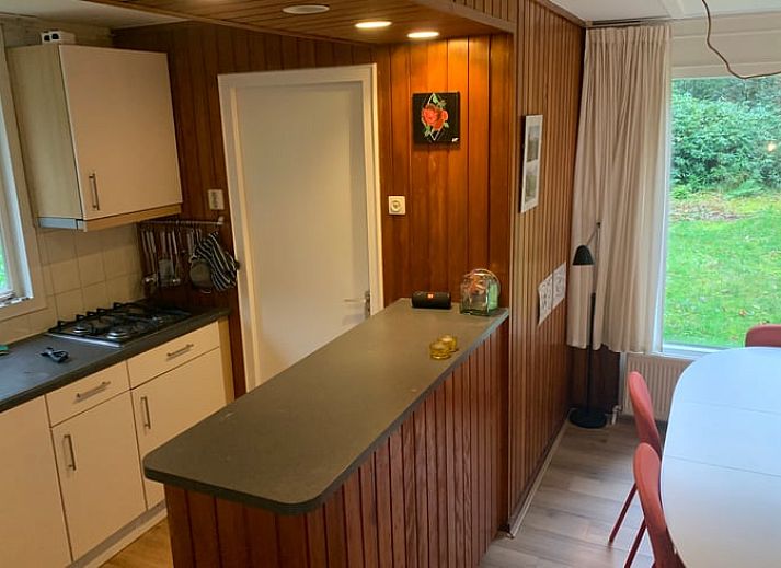 Gemuetliches Wohnzimmer im Ferienhaus in Wateren, Westerveld mit offener Kueche in Drenthe.