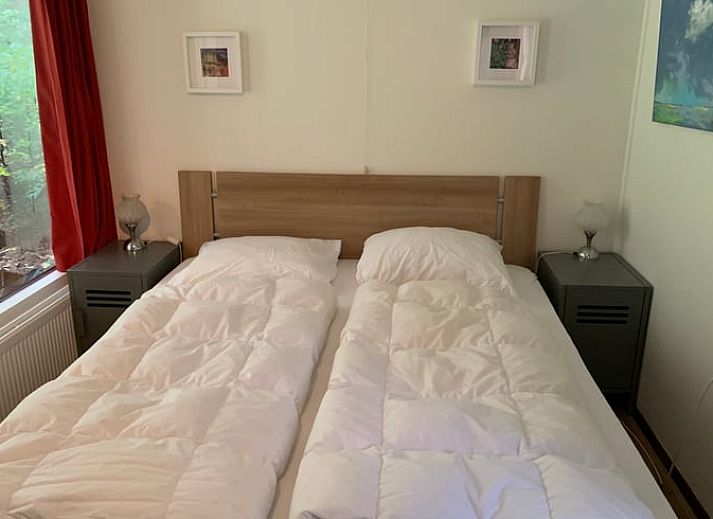 Rustikaler Aussenbereich mit Stuehlen im Ferienhaus in Wateren, Westerveld in Drenthe.