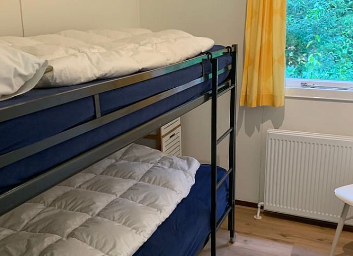 Rustikaler Aussenbereich mit Stuehlen im Ferienhaus in Wateren, Westerveld in Drenthe.