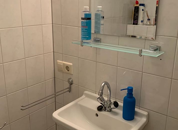 Gemuetlicher Kamin im Wohnzimmer des Ferienhauses in Wateren, Westerveld, Drenthe.