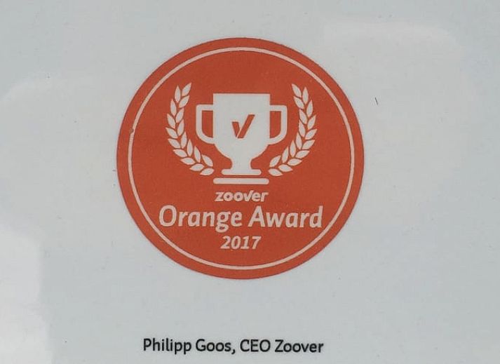 Eichhoernchen auf dem Baum beim Ferienhaus in Wateren, Westerveld, Suedwest-Drenthe, ideal fuer Tierliebhaber.