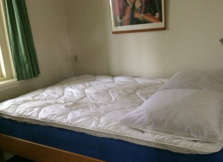 Terrasse des Ferienhauses in Wateren, Westerveld mit Gartenmoebeln in den ruhigen Waeldern von Sued-West Drenthe.