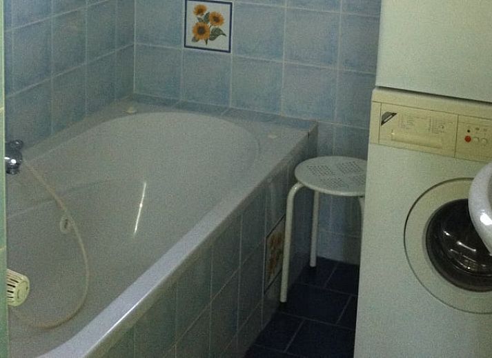 Terrasse des Ferienhauses in Wateren, Westerveld mit Gartenmoebeln in den ruhigen Waeldern von Sued-West Drenthe.