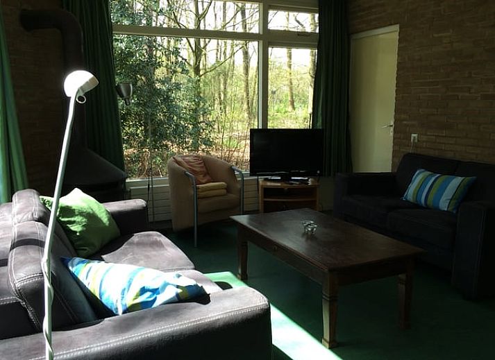 Terrasse des Ferienhauses in Wateren, Westerveld mit Gartenmoebeln in den ruhigen Waeldern von Sued-West Drenthe.