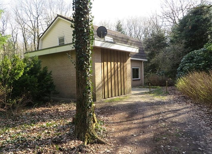 Vorderseite des Ferienhauses in Wateren, Westerveld, Ferienhaus mit gruenem Garten im Suedwesten von Drenthe.