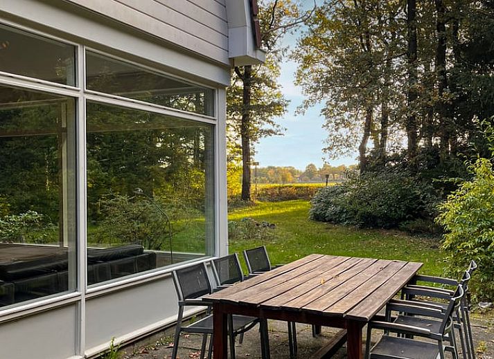 Modernes Wohnzimmer mit grossen Fenstern in Cottage in Wateren, Westerveld, Ferienhaus in Sued-West Drenthe.