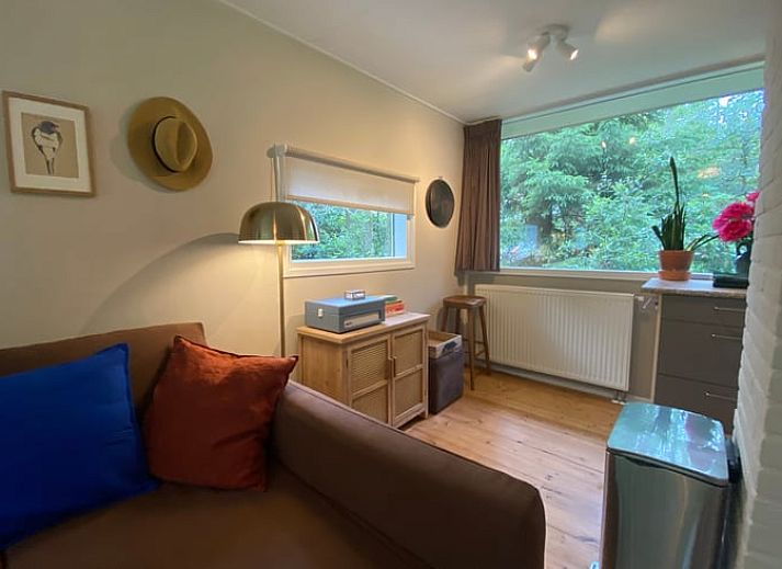 Umgeben von bluehenden Blumen und Gruen, bietet das Ferienhaus in Wateren eine idyllische Flucht in Drenthe.