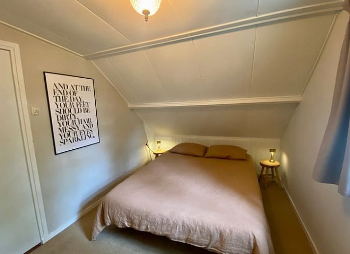 Umgeben von bluehenden Blumen und Gruen, bietet das Ferienhaus in Wateren eine idyllische Flucht in Drenthe.