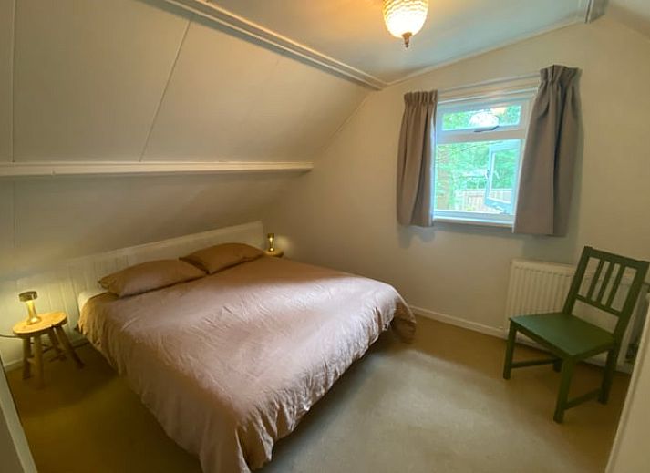 Umgeben von bluehenden Blumen und Gruen, bietet das Ferienhaus in Wateren eine idyllische Flucht in Drenthe.