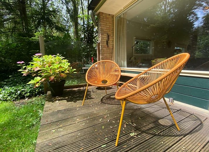 Gemuetliches Wohnzimmer des Ferienhauses in Wateren, mit Blick auf die Natur im Suedwesten von Drenthe.