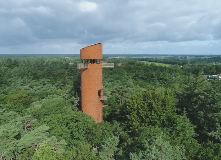 Stilvolles Esszimmer in einem Landhaus in Wateren, Suedwest-Drenthe, mit Blick auf die umliegende Landschaft.