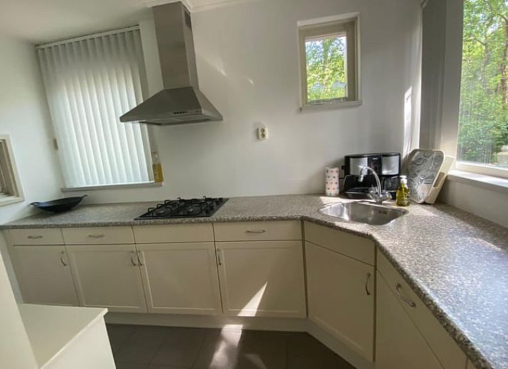 Luftaufnahme des Ferienhauses in Wateren, Westerveld, mit gruener Umgebung im Suedwesten von Drenthe, ideal fuer Naturliebhaber.