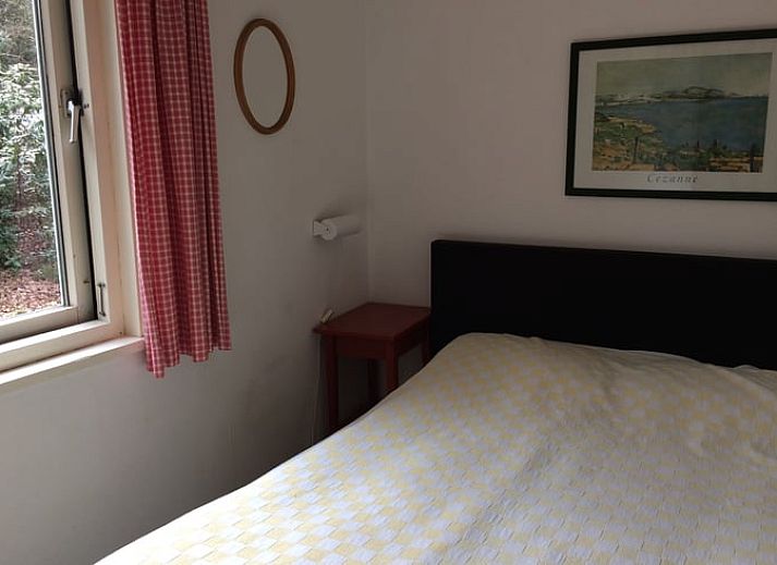 Sonnige Terrasse am Ferienhaus in Wateren, Westerveld, ideal fuer Entspannung in Drenthe.