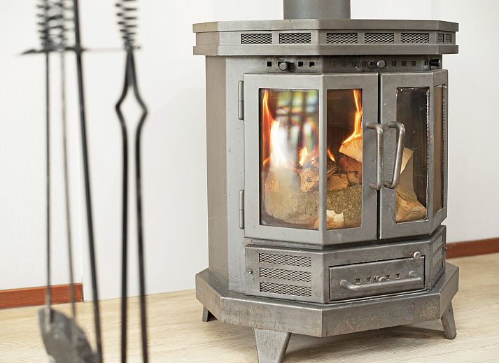 Hunerwold State 4-persoons bungalow met terras in Wateren, Zuidwest Drenthe, omgeven door groene natuur.