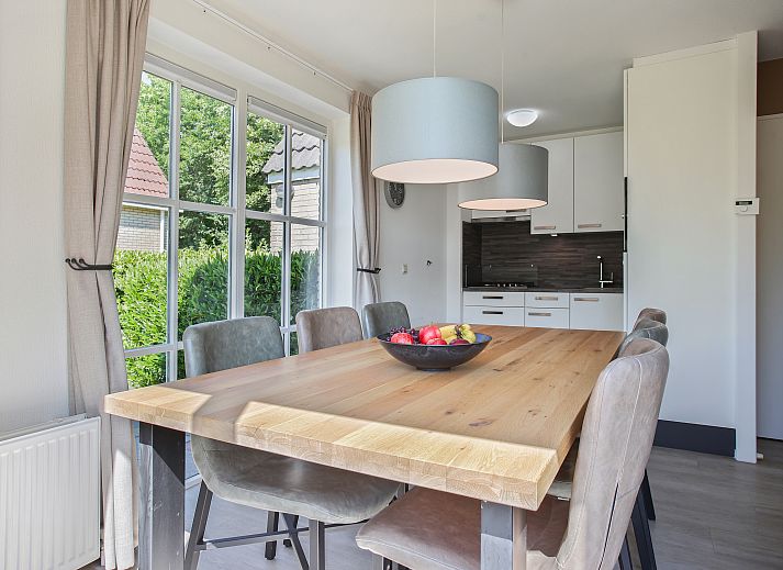 Gezellige woonkamer in Hunerwold State vakantiehuis, met comfortabele zithoek in Wateren, Zuidwest Drenthe.