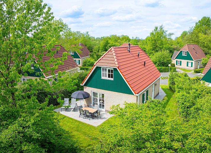 Luftaufnahme von Hunerwold State 4-Personen-Bungalow 4L in Wateren, Suedwest-Drenthe, umgeben von gruener Natur.