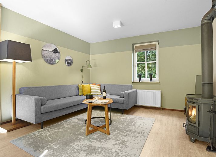 Luftaufnahme von Hunerwold State 4-Personen-Bungalow 4L in Wateren, Suedwest-Drenthe, umgeben von gruener Natur.