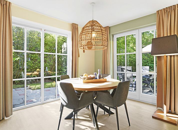 Modernes Wohnzimmer in Hunerwold State, 4-Personen-Bungalow 4L, Wateren, Drenthe mit stilvoller Einrichtung.