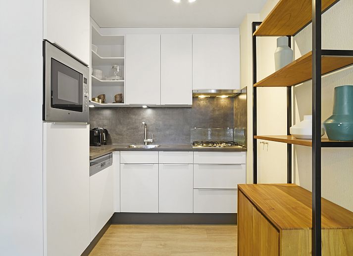 Modernes Wohnzimmer in Hunerwold State, 4-Personen-Bungalow 4L, Wateren, Drenthe mit stilvoller Einrichtung.