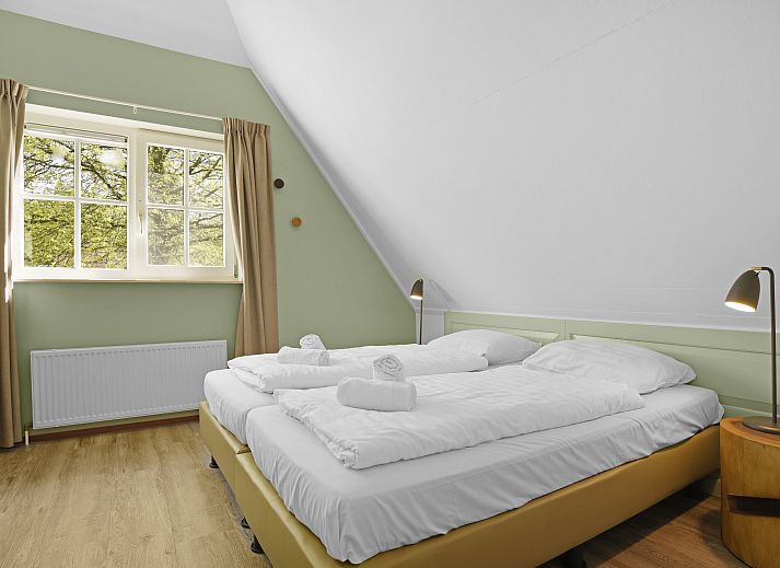 Modernes Wohnzimmer in Hunerwold State, 4-Personen-Bungalow 4L, Wateren, Drenthe mit stilvoller Einrichtung.