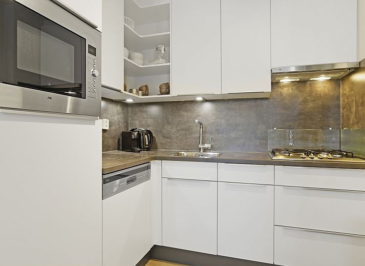 Modernes Wohnzimmer in Hunerwold State, 4-Personen-Bungalow 4L, Wateren, Drenthe mit stilvoller Einrichtung.