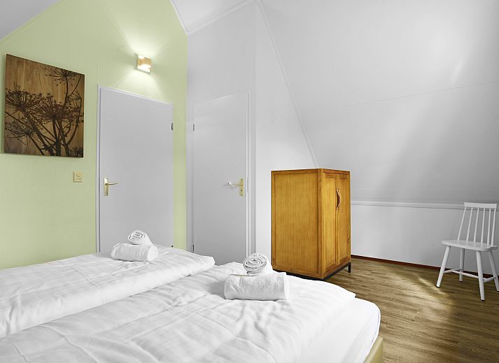 Gemuetliche Sitzecke mit Kamin im Hunerwold State 4-Personen-Bungalow 4L, Wateren, Suedwest-Drenthe.