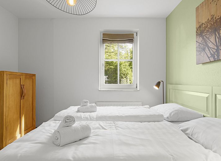 Gemuetliche Sitzecke mit Kamin im Hunerwold State 4-Personen-Bungalow 4L, Wateren, Suedwest-Drenthe.