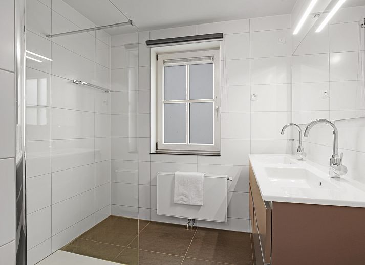 Gemuetliche Sitzecke mit Kamin im Hunerwold State 4-Personen-Bungalow 4L, Wateren, Suedwest-Drenthe.