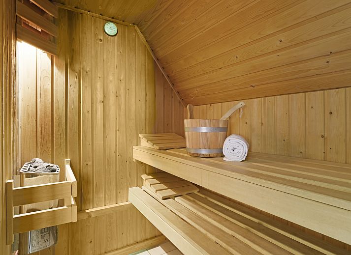 Detail des bequemen Sofas im Hunerwold State 4-Personen-Bungalow 4L, Wateren, Drenthe.