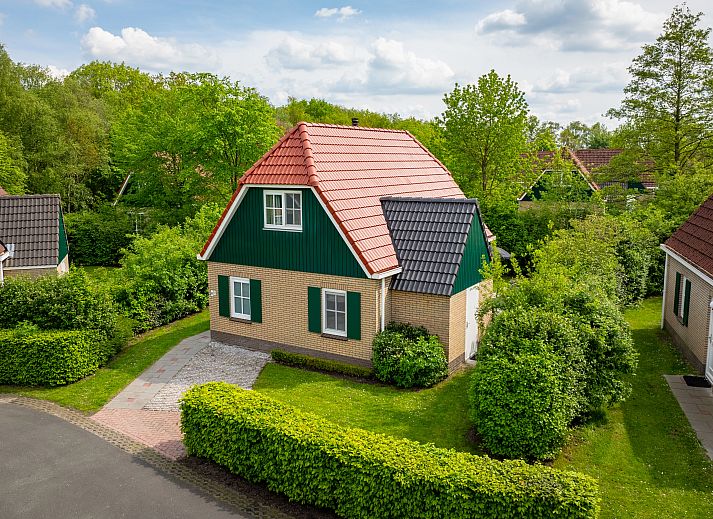 Vorderansicht des 6-Personen-Bungalows 6C von Hunerwold State in Wateren, Suedwest-Drenthe, umgeben von Gruen.