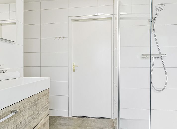 Gemuetliches Wohnzimmer im Hunerwold State Bungalow 6C, Wateren, Sued-West Drenthe, mit bequemer Sitzecke.