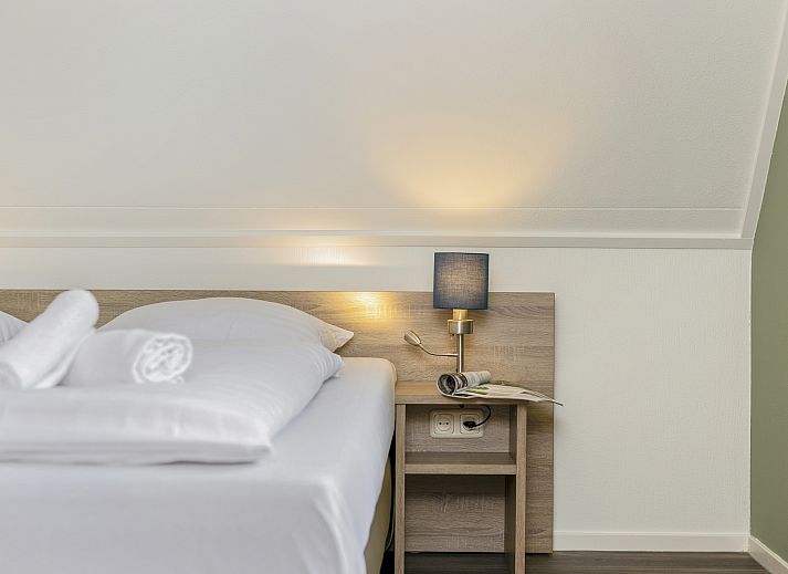 Gemuetliches Wohnzimmer im Hunerwold State Bungalow 6C, Wateren, Sued-West Drenthe, mit bequemer Sitzecke.