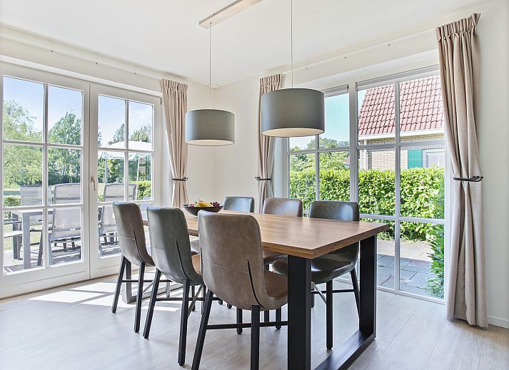 Stilvolles Wohnzimmer mit Blick auf den Garten in Hunerwold State 6-Personen-Bungalow 6C, Wateren, Drenthe.