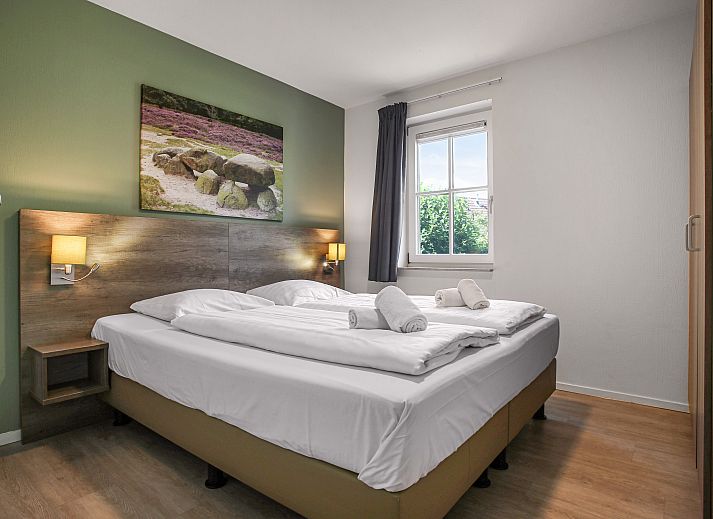 Stilvolles Wohnzimmer mit Blick auf den Garten in Hunerwold State 6-Personen-Bungalow 6C, Wateren, Drenthe.